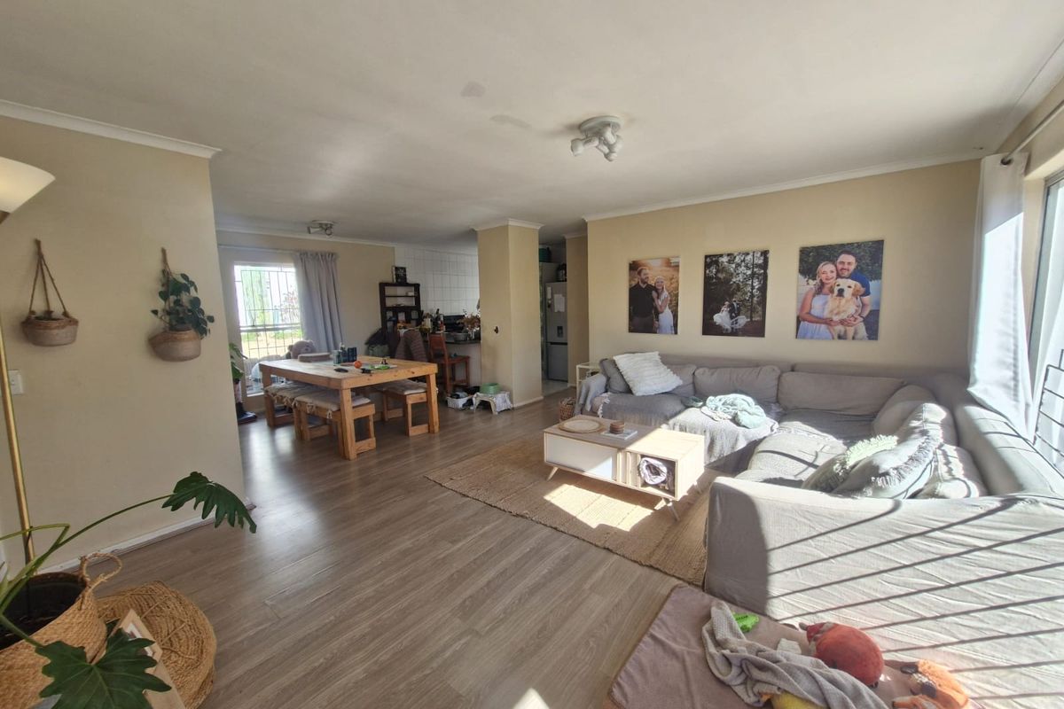 Spacious 3-Bedroom Family Home With a Garage! - Photo 2
