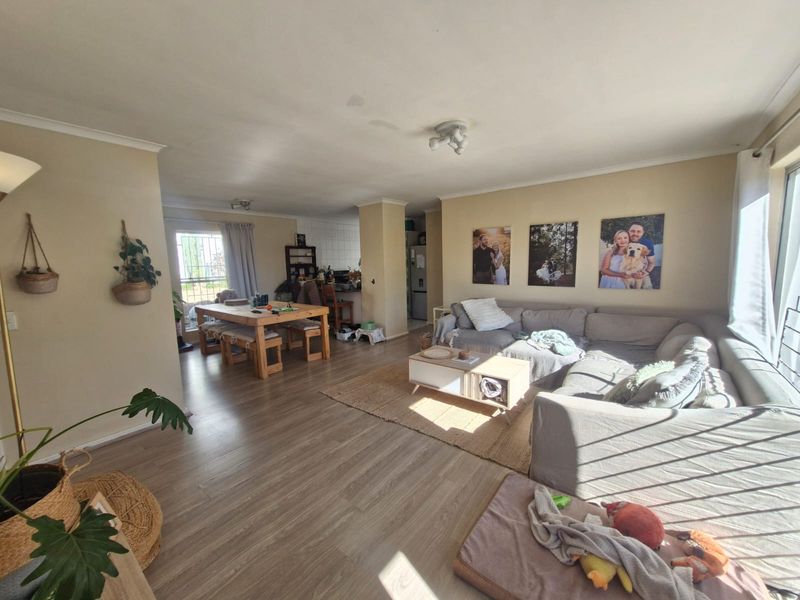 Spacious 3-Bedroom Family Home With a Garage! - Photo 2