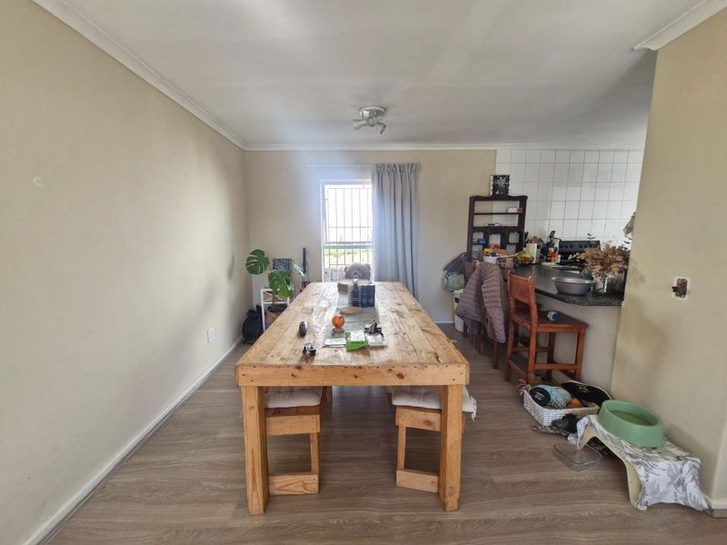 Spacious 3-Bedroom Family Home With a Garage! - Photo 8