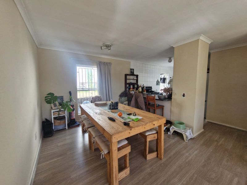 Spacious 3-Bedroom Family Home With a Garage! - Photo 6
