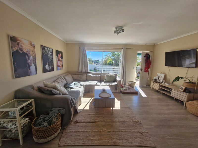 Spacious 3-Bedroom Family Home With a Garage! - Photo 4