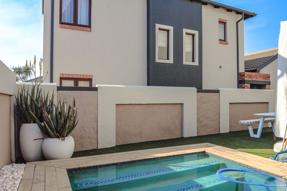 3Bdr House in Estate PLUS it comes fully furnished and to be sold as is!! - Photo 3