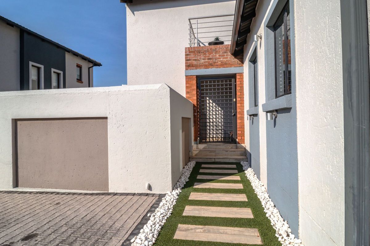 3Bdr House in Estate PLUS it comes fully furnished and to be sold as is!! - Photo 4