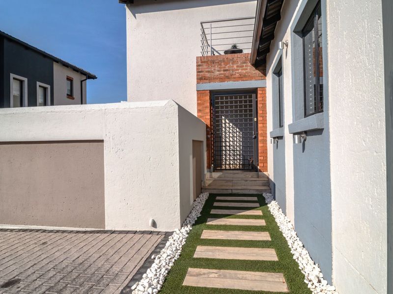 3Bdr House in Estate PLUS it comes fully furnished and to be sold as is!! - Photo 4