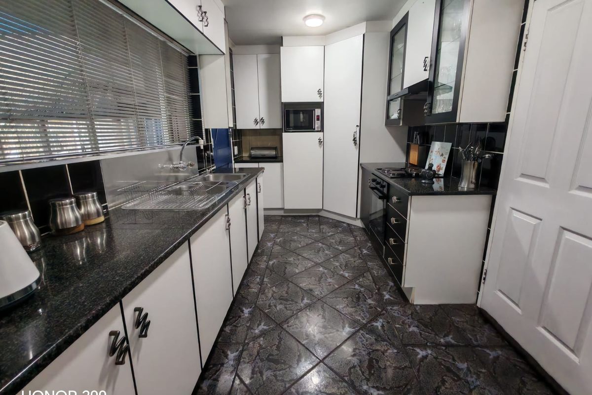 Spacious Family Home with Bonus Flat and Entertainment Appeal - Photo 5