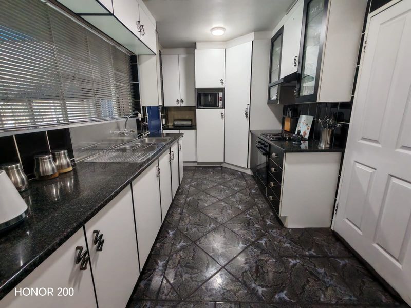 Spacious Family Home with Bonus Flat and Entertainment Appeal - Photo 5