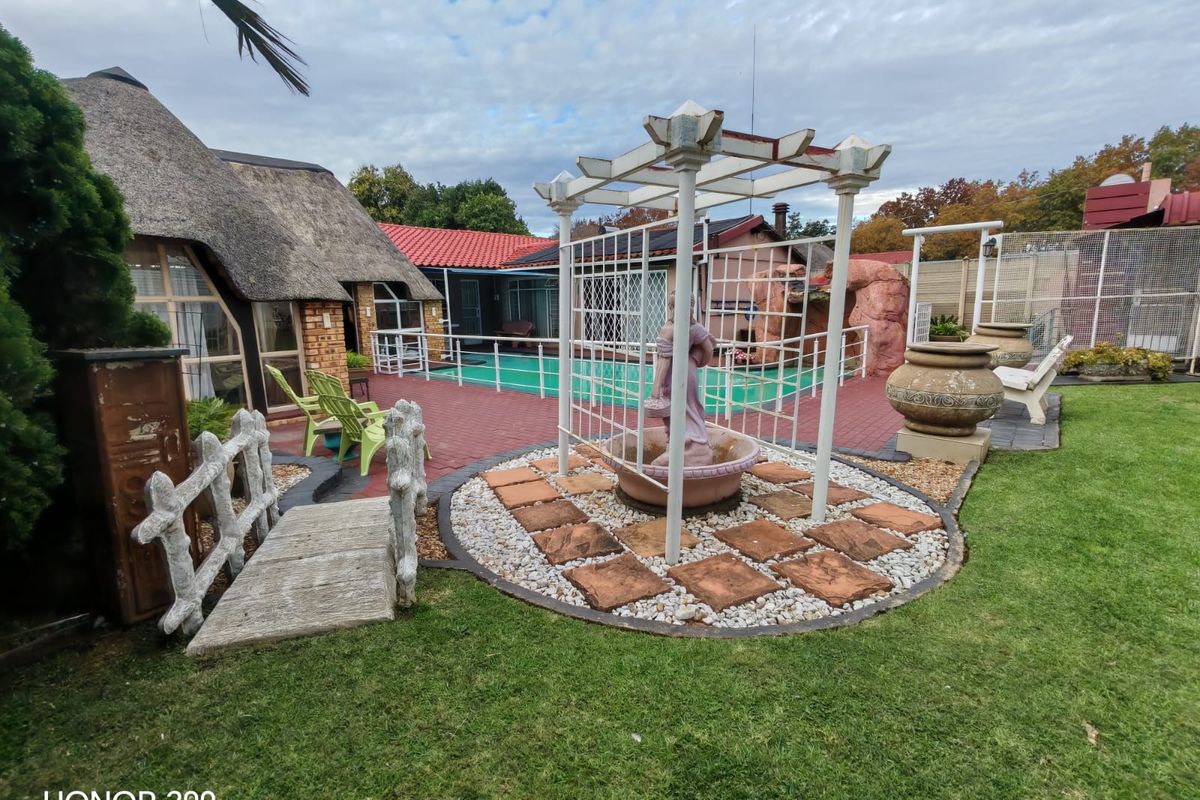 Spacious Family Home with Bonus Flat and Entertainment Appeal - Photo 2