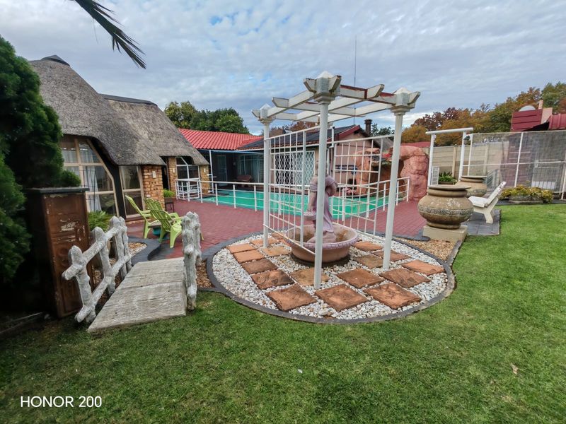 Spacious Family Home with Bonus Flat and Entertainment Appeal - Photo 2