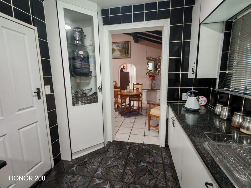 Spacious Family Home with Bonus Flat and Entertainment Appeal - Photo 6