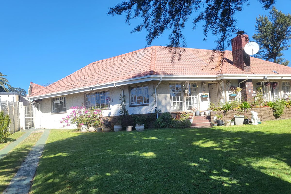Spacious 3-Beds Family Home in Quiet & Safe Mondeor for sale - Photo 3