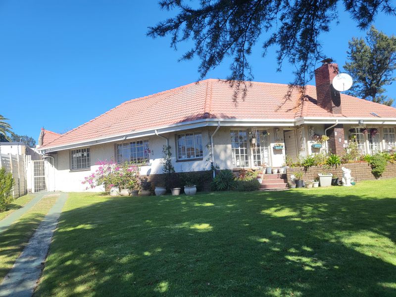 Spacious 3-Beds Family Home in Quiet & Safe Mondeor for sale - Photo 3