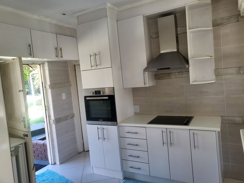 Spacious 3-Beds Family Home in Quiet & Safe Mondeor for sale - Photo 10