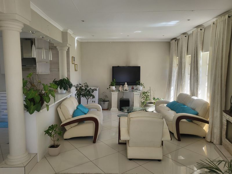 Spacious 3-Beds Family Home in Quiet & Safe Mondeor for sale - Photo 8
