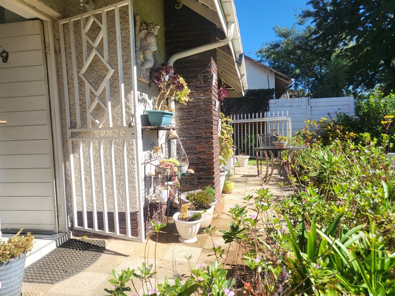 Spacious 3-Beds Family Home in Quiet & Safe Mondeor for sale - Photo 6