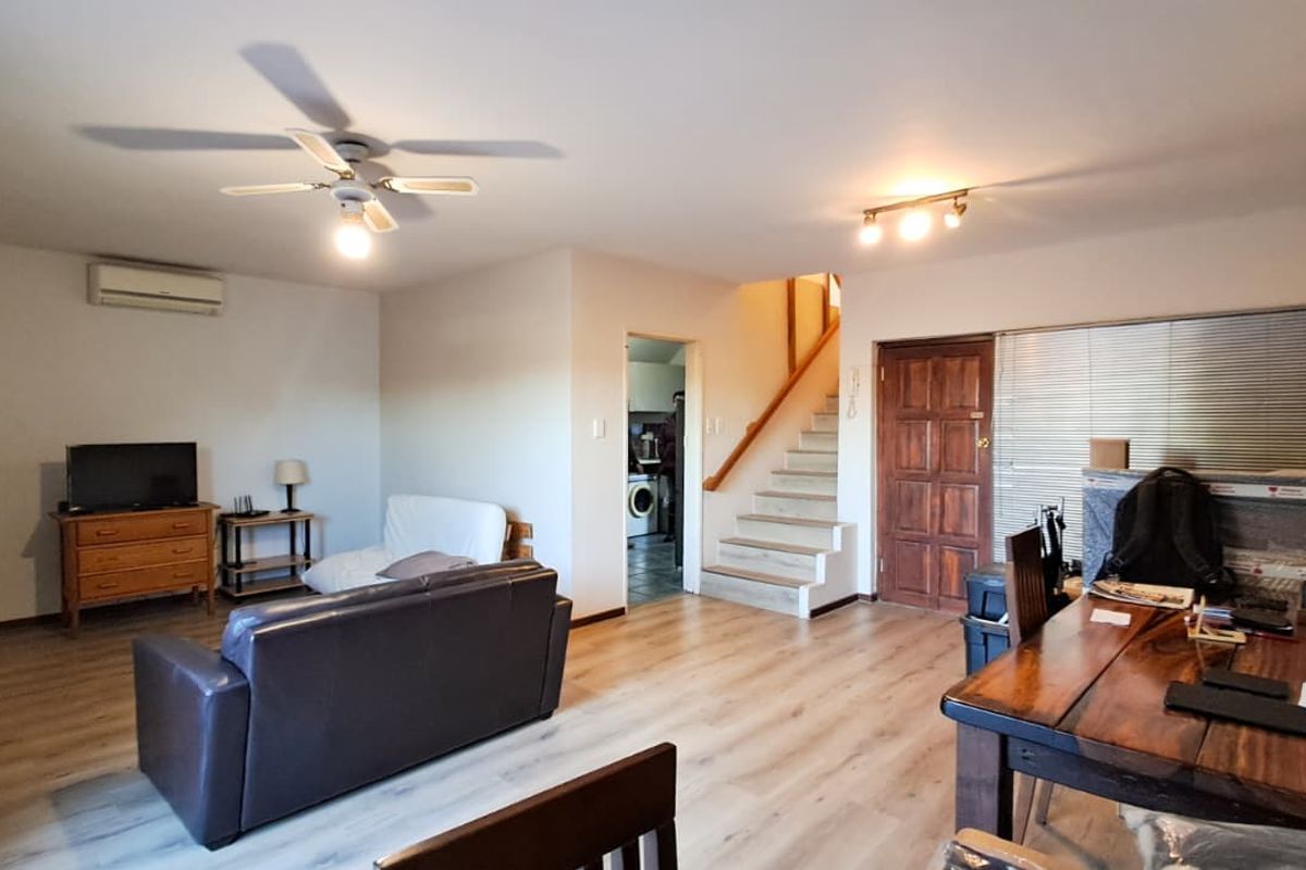 Spacious and well-maintained 3-bedroom townhouse ! - Photo 2