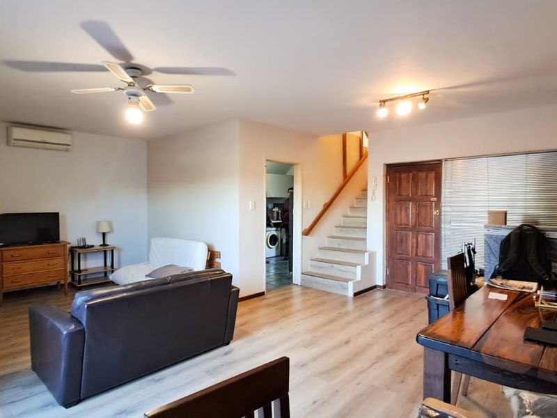 Spacious and well-maintained 3-bedroom townhouse ! - Photo 2
