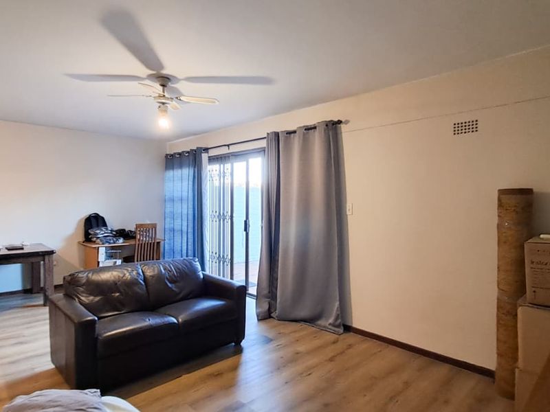 Spacious and well-maintained 3-bedroom townhouse ! - Photo 3