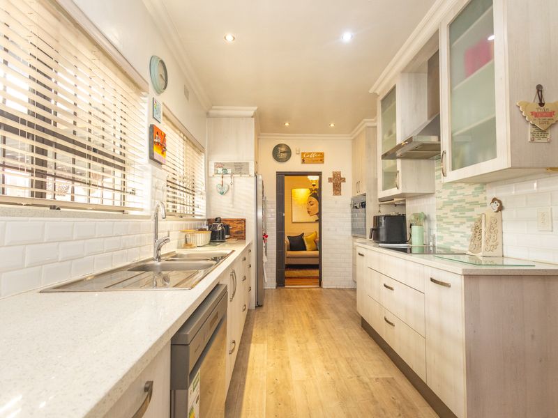 Spacious 5 Bedroom Family Home in Sought-After Brackenfell Ferndale - Photo 9