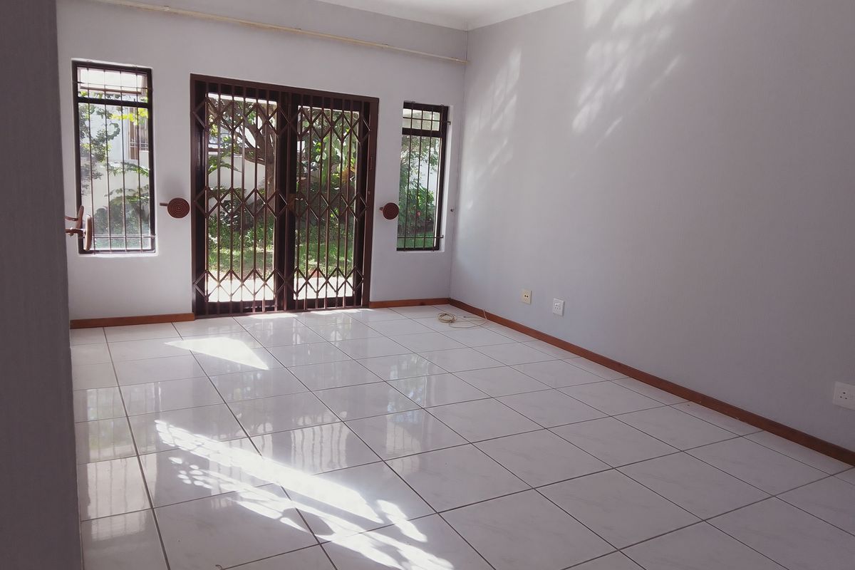 Spacious 2‐Bed, 2‐Bath Home with Double Garage & Garden – Halfway Gardens - Photo 3