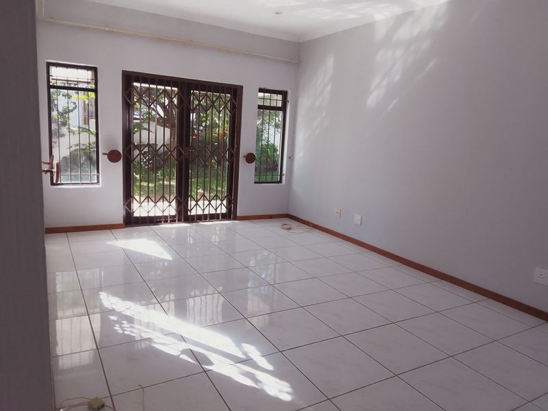Spacious 2‐Bed, 2‐Bath Home with Double Garage & Garden – Halfway Gardens - Photo 3