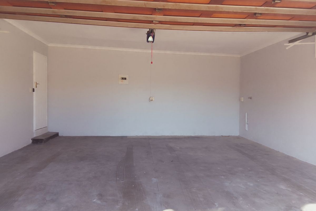 Spacious 2‐Bed, 2‐Bath Home with Double Garage & Garden – Halfway Gardens - Photo 2