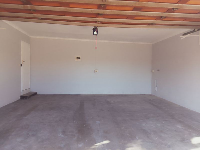 Spacious 2‐Bed, 2‐Bath Home with Double Garage & Garden – Halfway Gardens - Photo 2