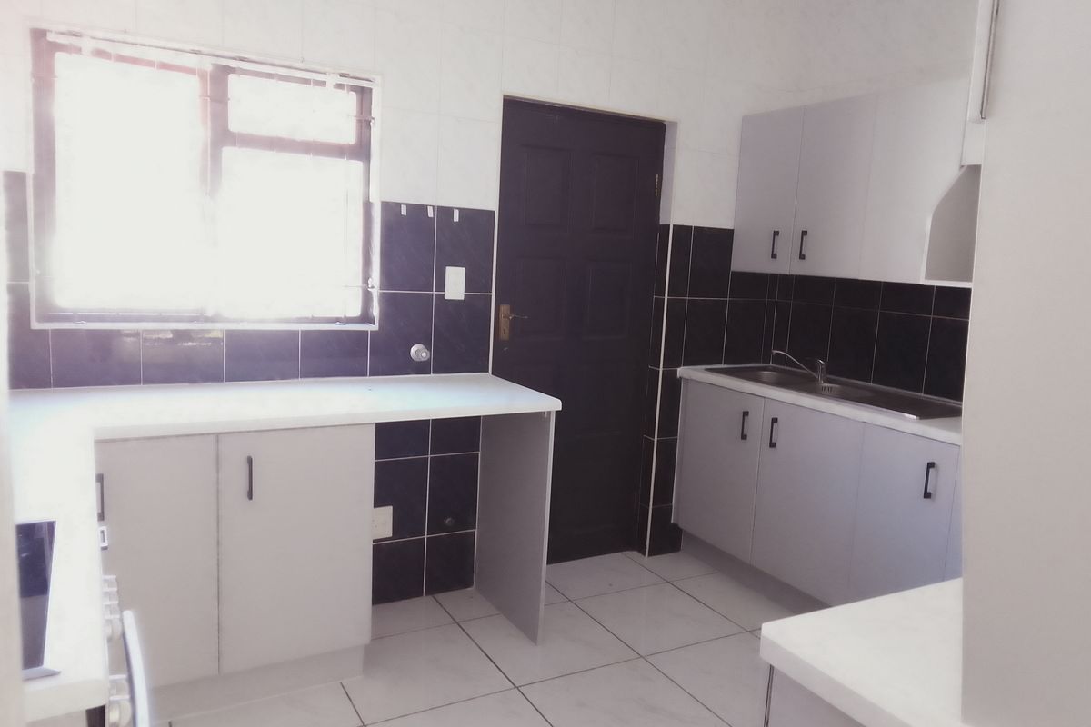 Spacious 2‐Bed, 2‐Bath Home with Double Garage & Garden – Halfway Gardens - Photo 5