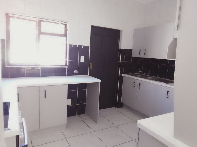 Spacious 2‐Bed, 2‐Bath Home with Double Garage & Garden – Halfway Gardens - Photo 5