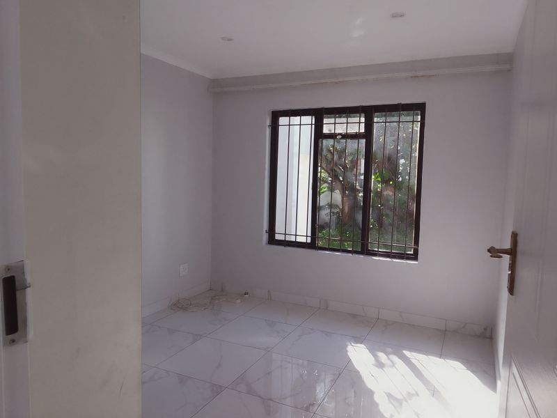 Spacious 2‐Bed, 2‐Bath Home with Double Garage & Garden – Halfway Gardens - Photo 9