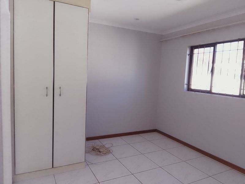 Spacious 2‐Bed, 2‐Bath Home with Double Garage & Garden – Halfway Gardens - Photo 8