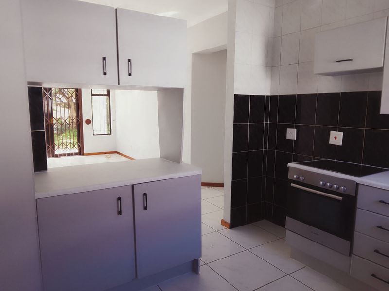 Spacious 2‐Bed, 2‐Bath Home with Double Garage & Garden – Halfway Gardens - Photo 7