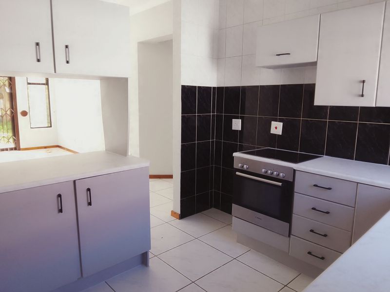 Spacious 2‐Bed, 2‐Bath Home with Double Garage & Garden – Halfway Gardens - Photo 6