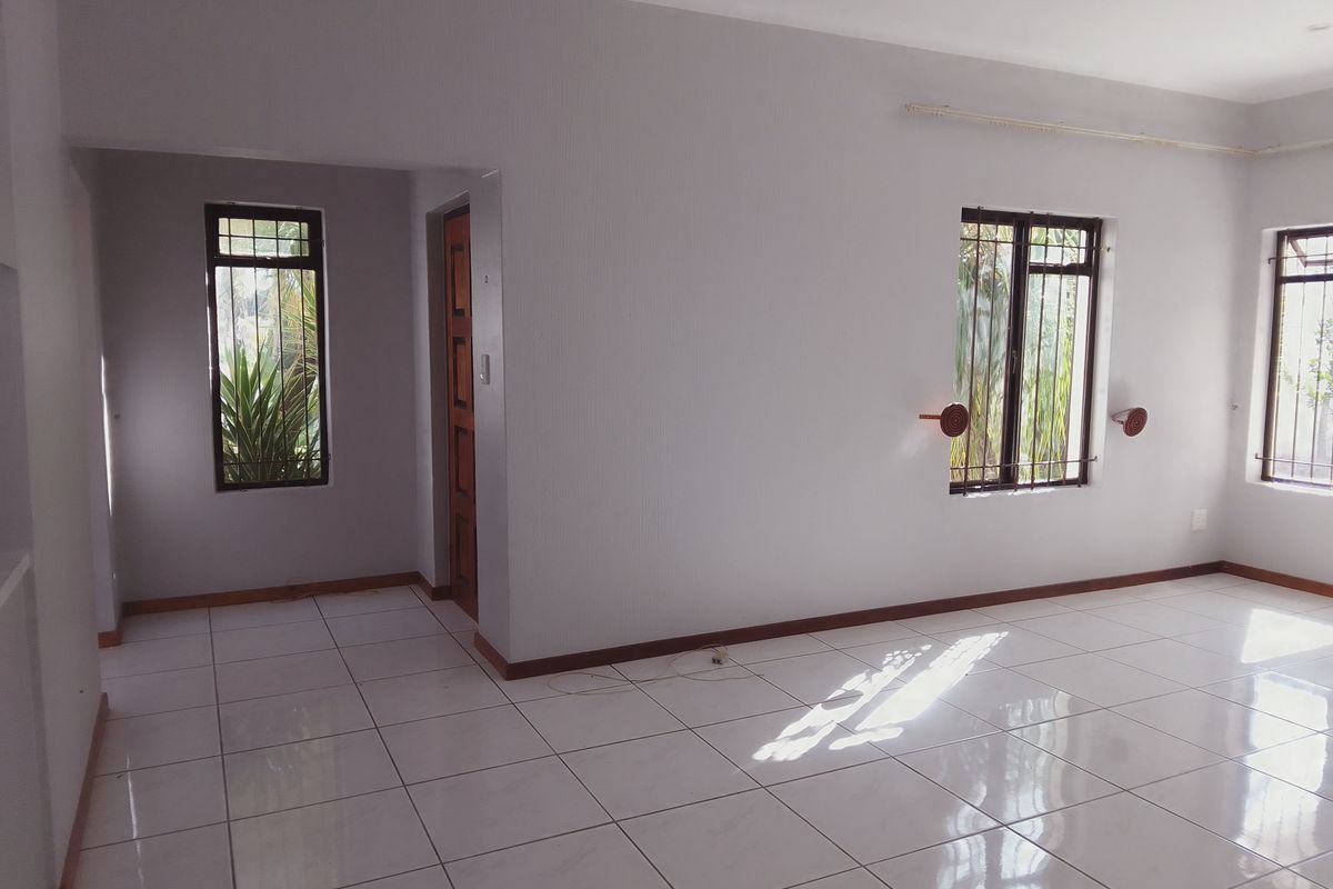 Spacious 2‐Bed, 2‐Bath Home with Double Garage & Garden – Halfway Gardens - Photo 4