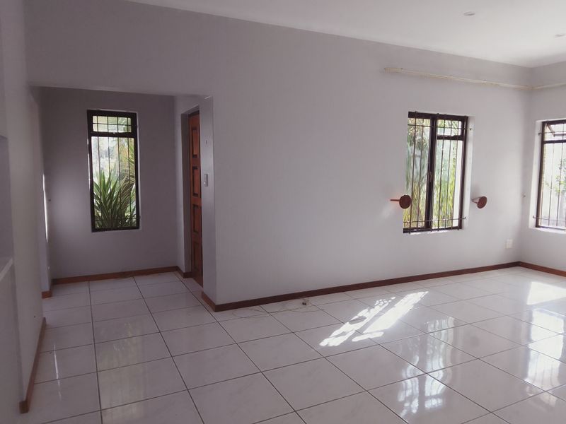 Spacious 2‐Bed, 2‐Bath Home with Double Garage & Garden – Halfway Gardens - Photo 4