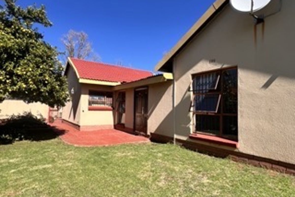 Spacious Family Home with Income-Generating Flatlet - Photo 3