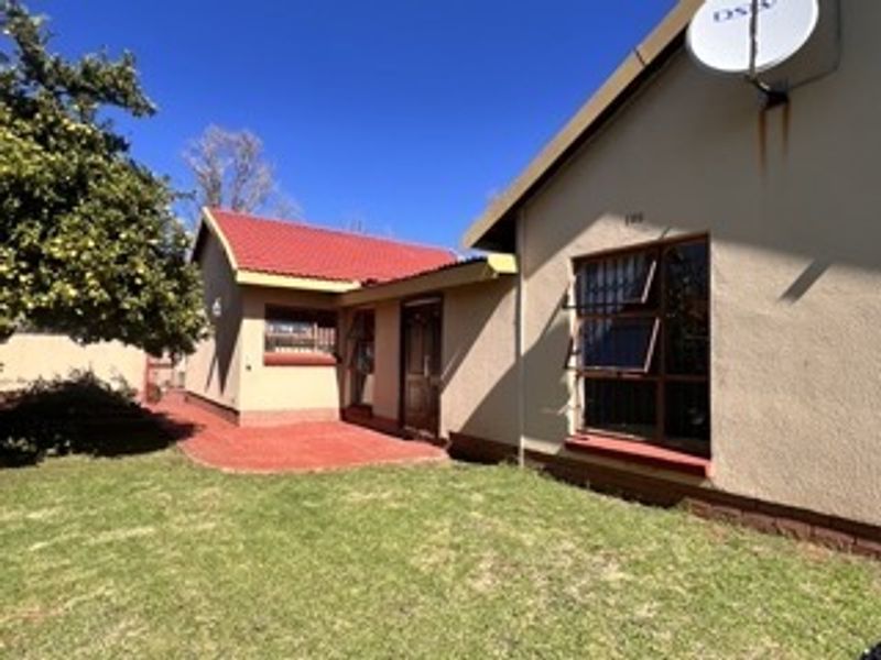 Spacious Family Home with Income-Generating Flatlet - Photo 3