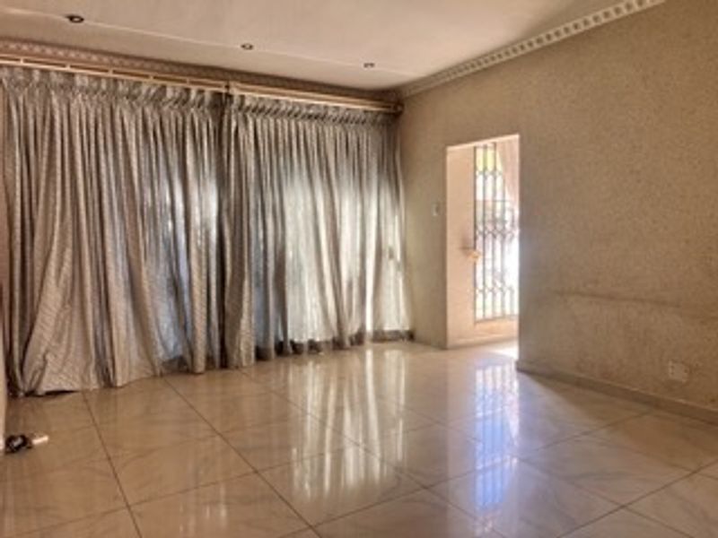 Spacious Family Home with Income-Generating Flatlet - Photo 10