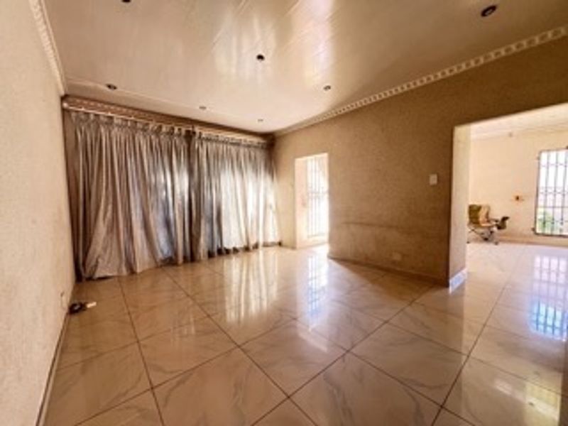 Spacious Family Home with Income-Generating Flatlet - Photo 9