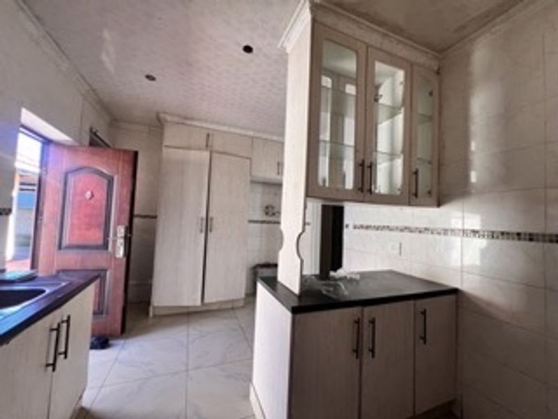 Spacious Family Home with Income-Generating Flatlet - Photo 8