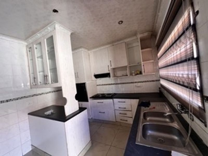 Spacious Family Home with Income-Generating Flatlet - Photo 7