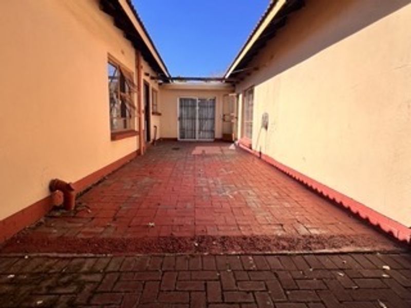 Spacious Family Home with Income-Generating Flatlet - Photo 6