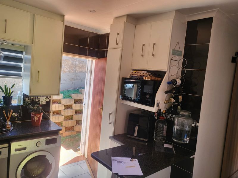 Modern 3 Bedroom Townhouse for Sale in Ridgeway Gardens - Photo 2