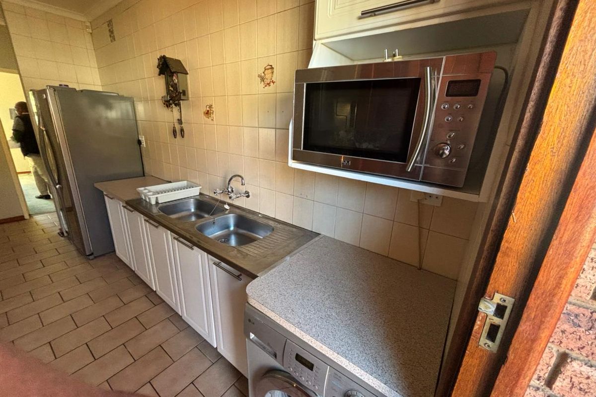 Spacious 3-bedroom, 2-bath cluster home featuring a Zozo house Very Low Levies. - Photo 4