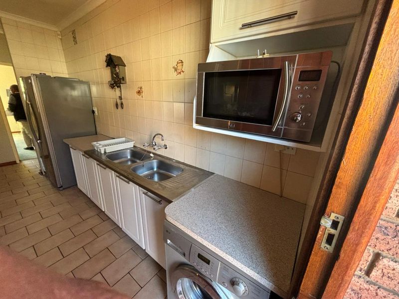Spacious 3-bedroom, 2-bath cluster home featuring a Zozo house Very Low Levies. - Photo 4