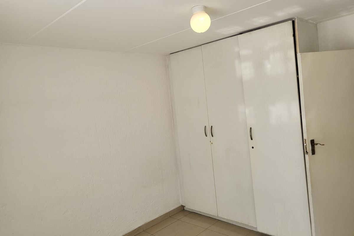 Modern Ground Floor Living in Secure Club Tuscany – Mondeor - Photo 4