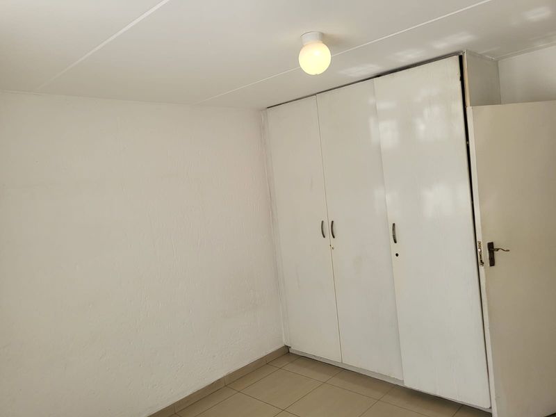 Modern Ground Floor Living in Secure Club Tuscany – Mondeor - Photo 4