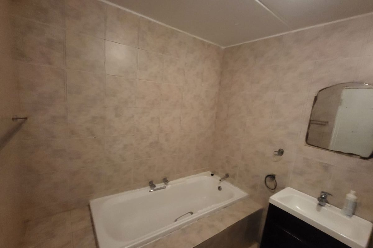 Modern Ground Floor Living in Secure Club Tuscany – Mondeor - Photo 3