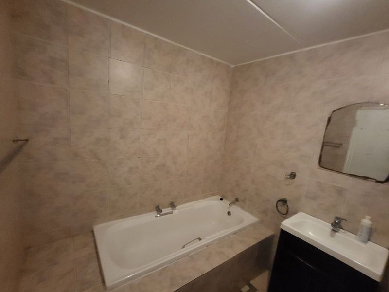 Modern Ground Floor Living in Secure Club Tuscany – Mondeor - Photo 3