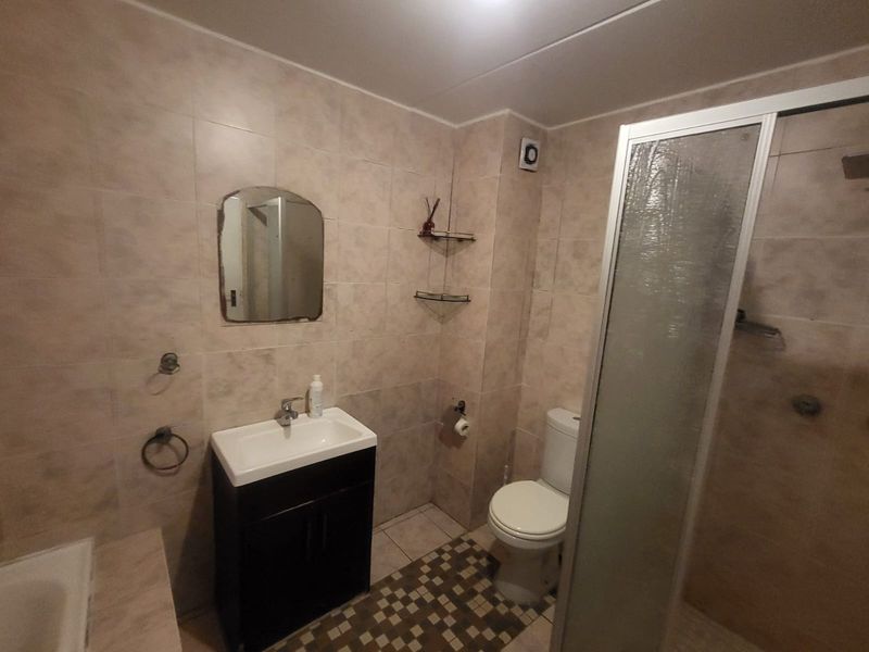 Modern Ground Floor Living in Secure Club Tuscany – Mondeor - Photo 9
