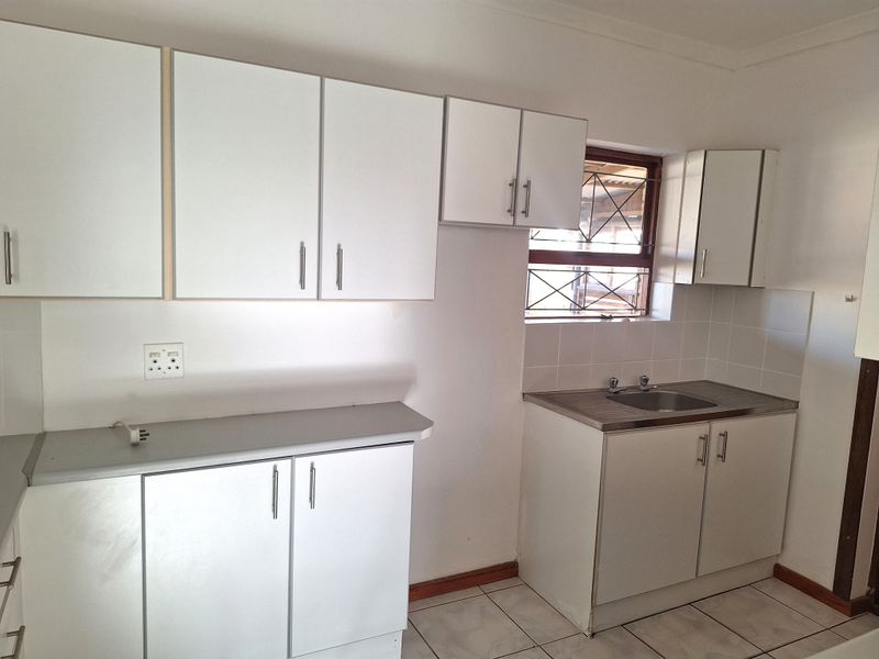 Lovely 2-bedroom home to rent in Strelitzia Park. - Photo 9